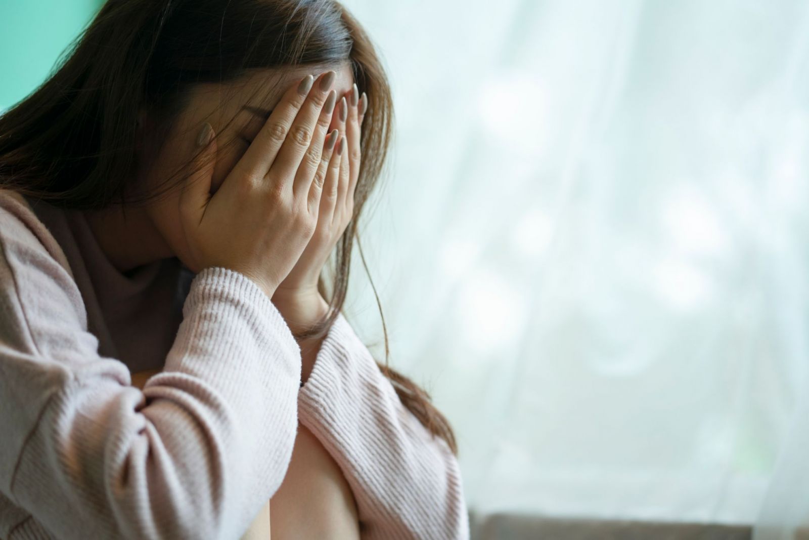 悩んでいる女性