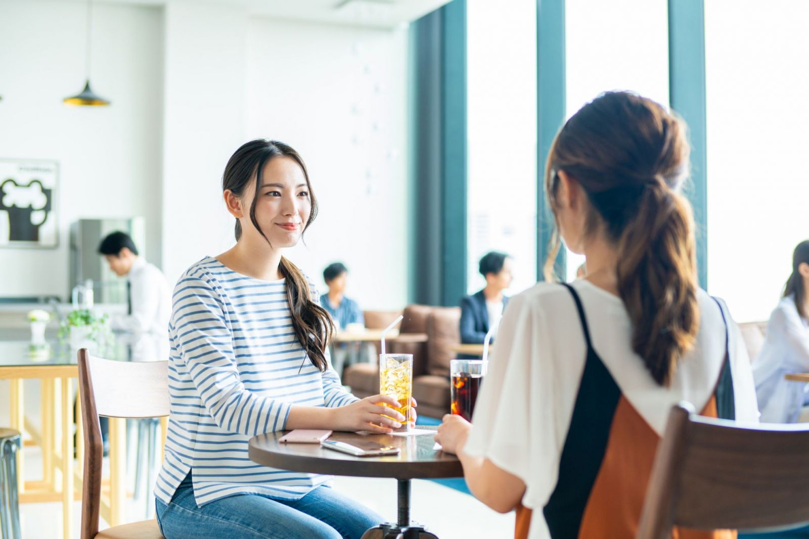 女性がカフェにいる