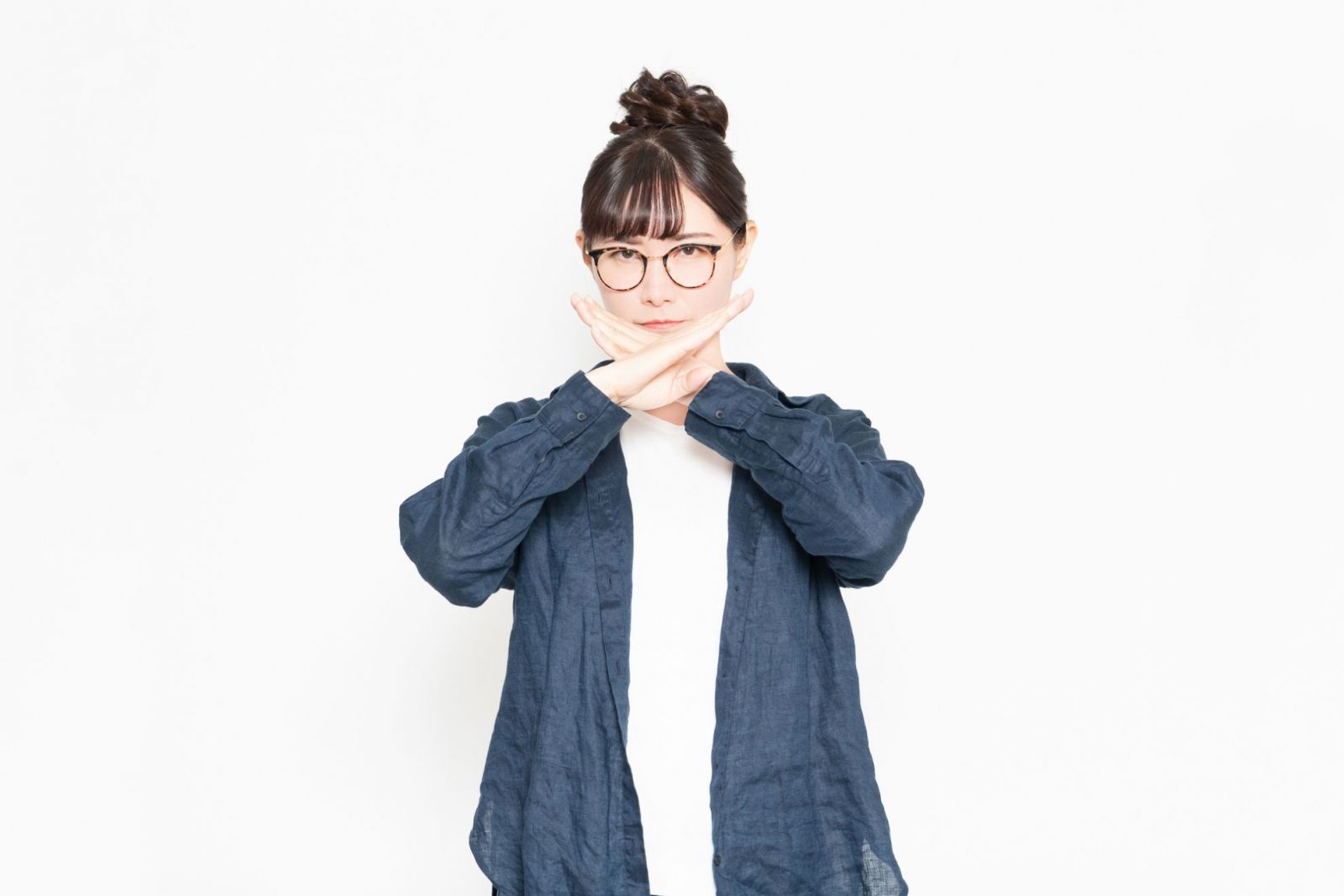 女性がダメというジェスチャーをしている